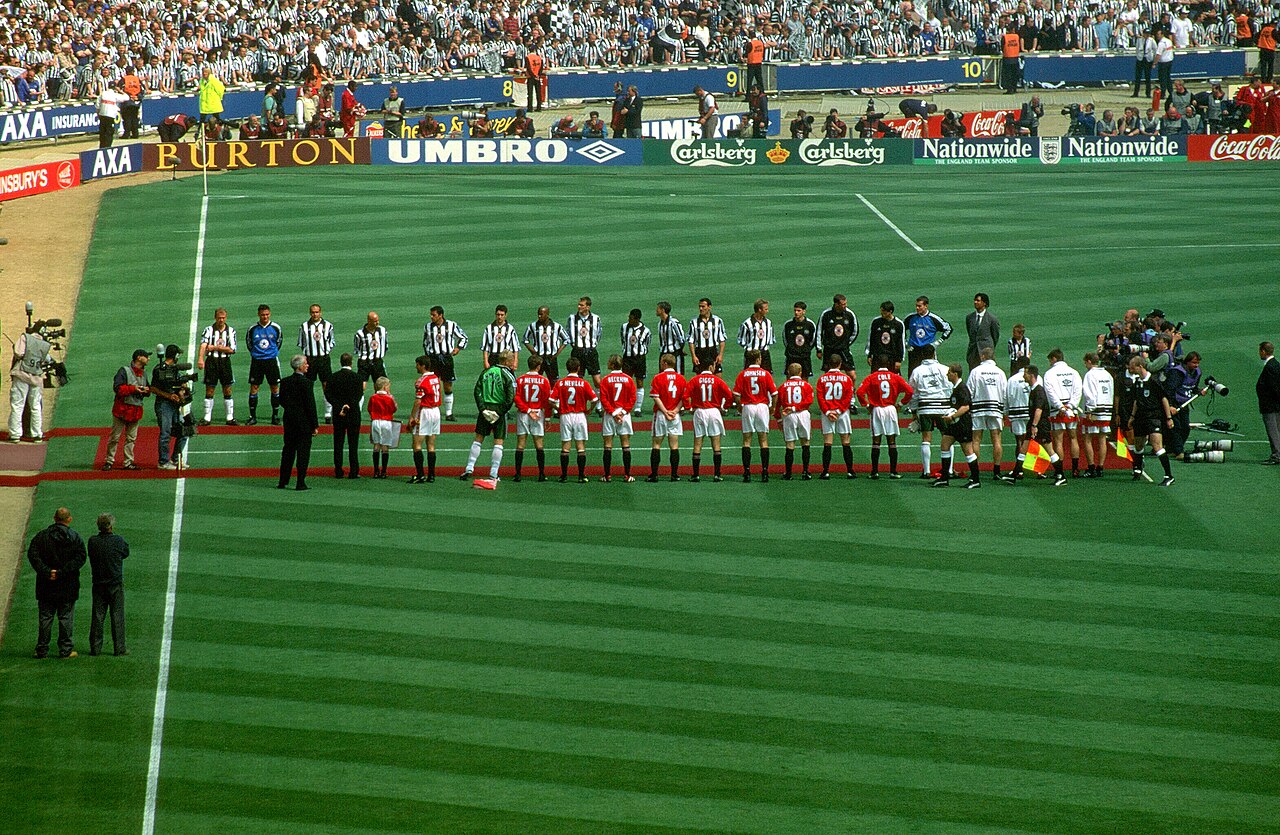 Roy Keane and the Manchester United team lining up before the 1999 FA Cup Final